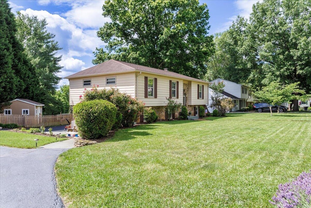3616 Gaye Ln, Roanoke, VA 24018 - raised ranch featuring a front yard