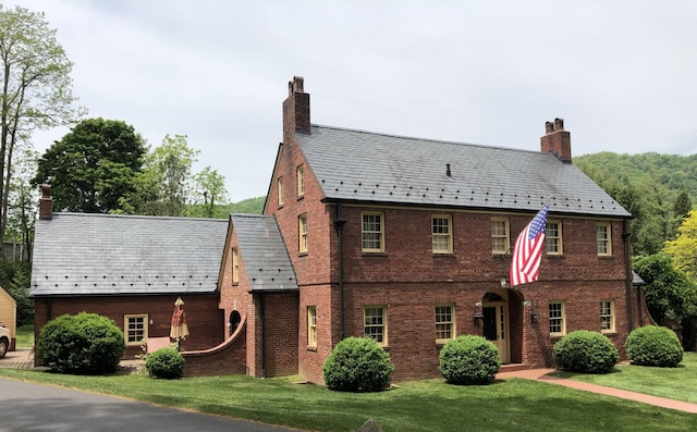 view of front of home featuring a front yard