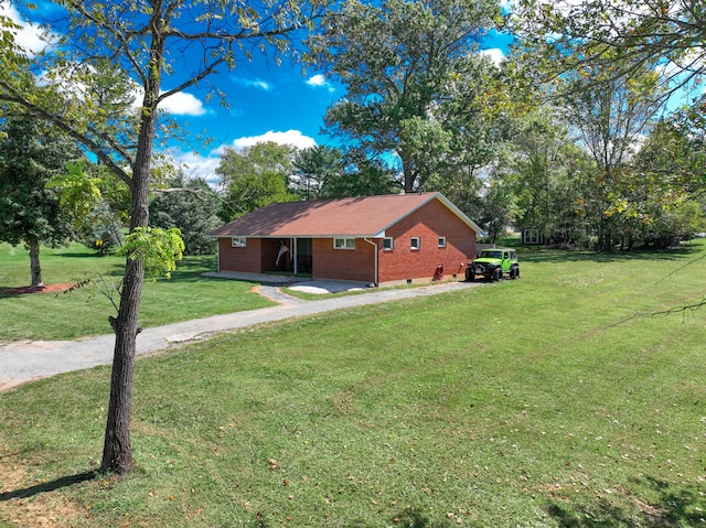 view of side of property featuring a yard