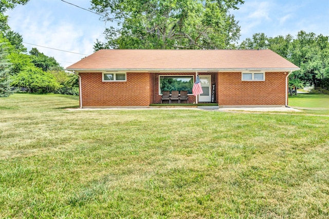 single story home featuring a front yard