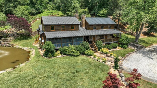 view of front of property featuring a front yard