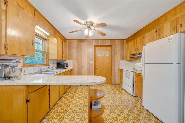 kitchen featuring sink, a kitchen bar, decorative backsplash, kitchen peninsula, and white appliances