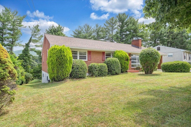 view of front of house featuring a front lawn