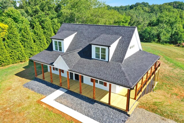 view of front of property featuring a front yard