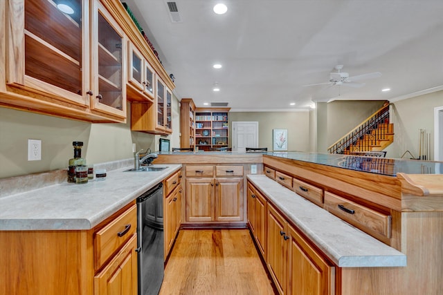 kitchen featuring ceiling fan, sink, light hardwood / wood-style floors, kitchen peninsula, and ornamental molding