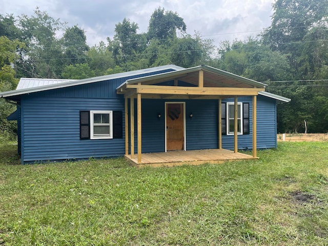 view of front of home featuring a front yard