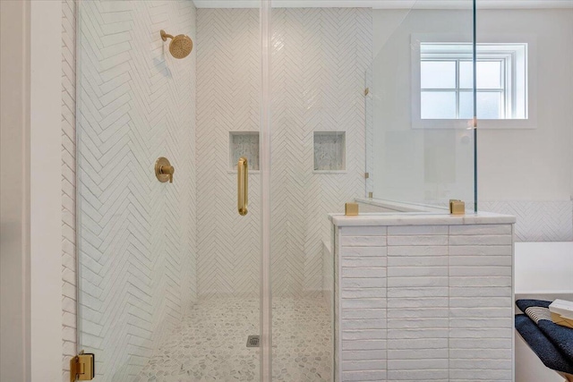 full bathroom featuring tiled shower