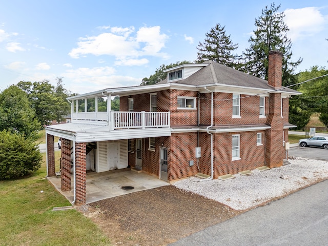 view of front of house with a carport and a front yard