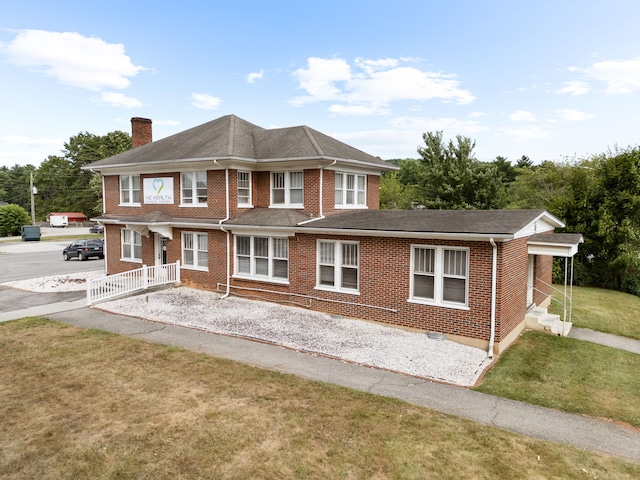 view of front of property with a front yard