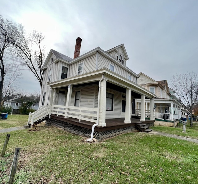 view of front of house with covered porch and a front lawn