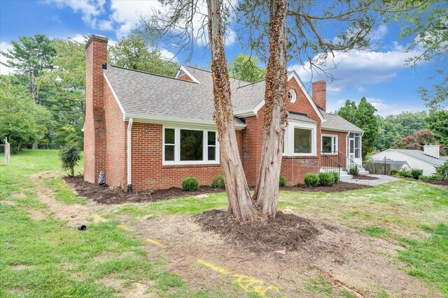 view of front of property with a front yard