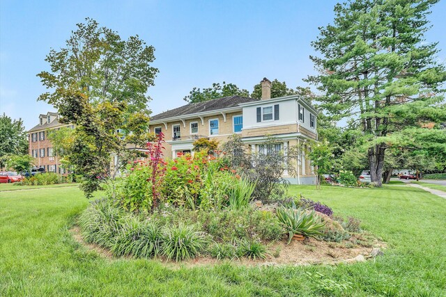 view of front facade featuring a front lawn