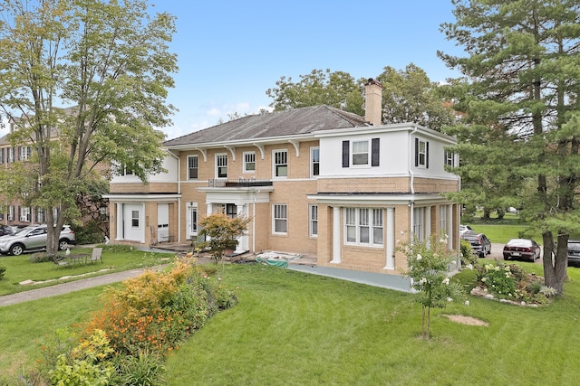 view of front of property featuring a front yard