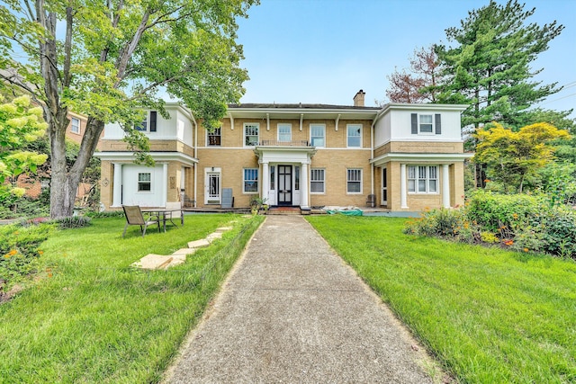 townhome / multi-family property featuring a front yard