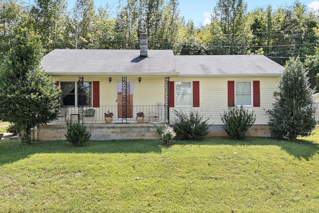 ranch-style home with a front yard