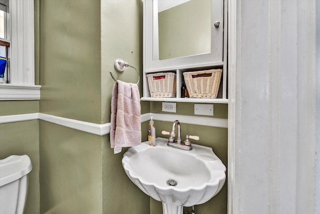 bathroom featuring toilet and sink