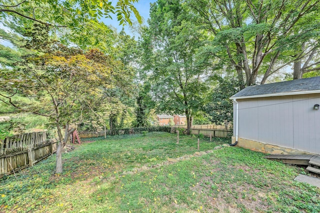 view of yard with a storage shed