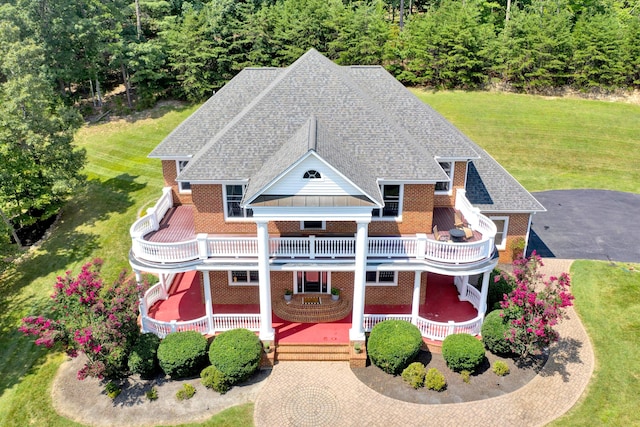 view of front of property featuring a front lawn