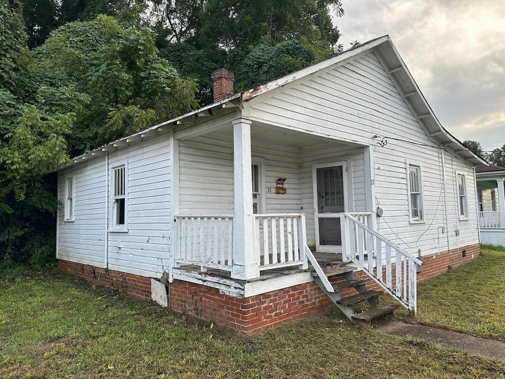 view of front of property featuring a front lawn