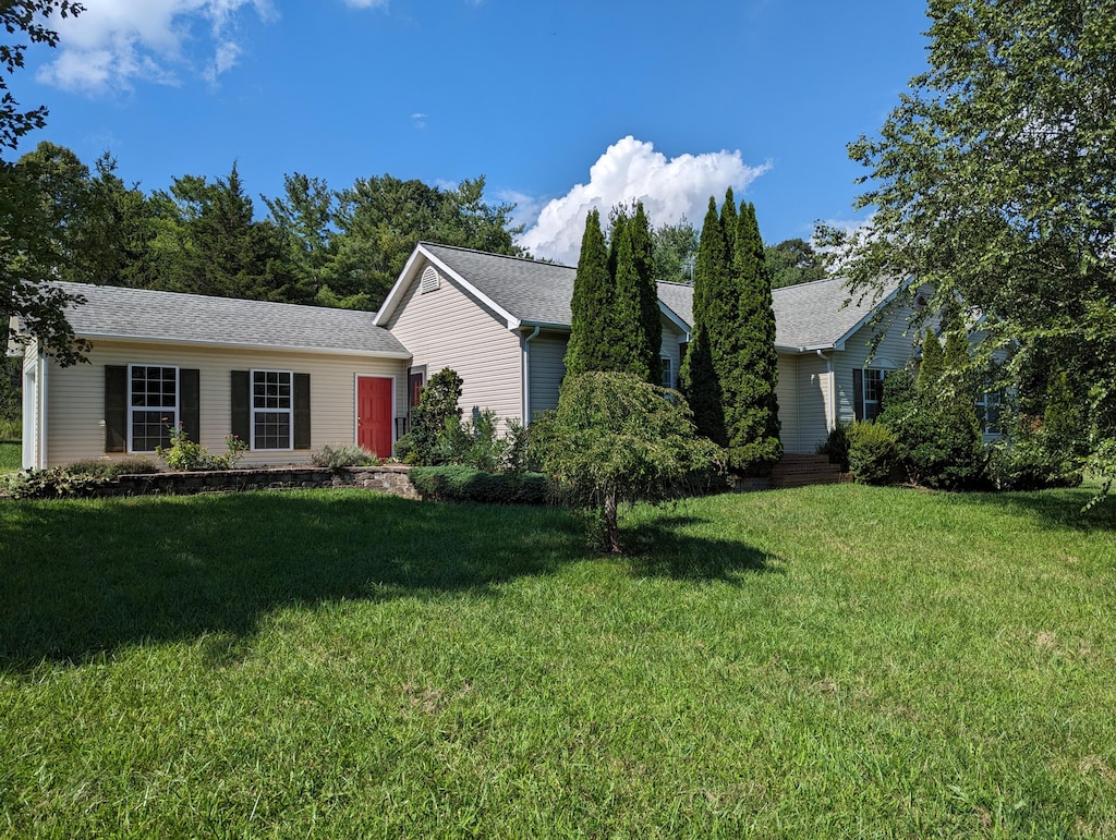 view of front of property with a front lawn