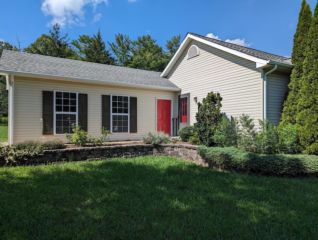 ranch-style house featuring a front yard