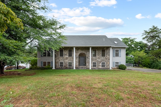 view of front of house featuring a front yard