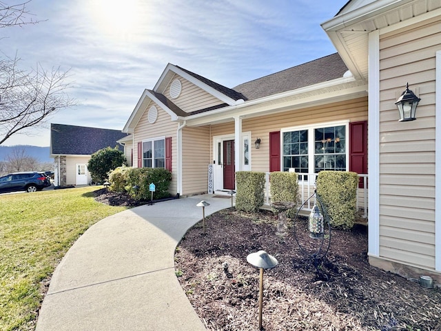 view of front of property with a front lawn