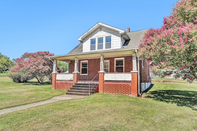 view of front facade with a front lawn and covered porch