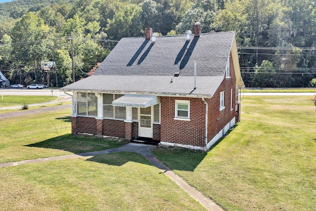 view of front facade featuring a front lawn