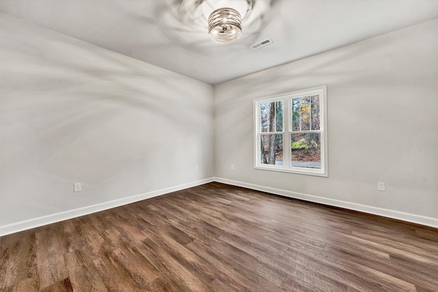 unfurnished room featuring dark hardwood / wood-style flooring and ceiling fan