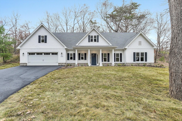 view of front facade featuring a front lawn and a garage