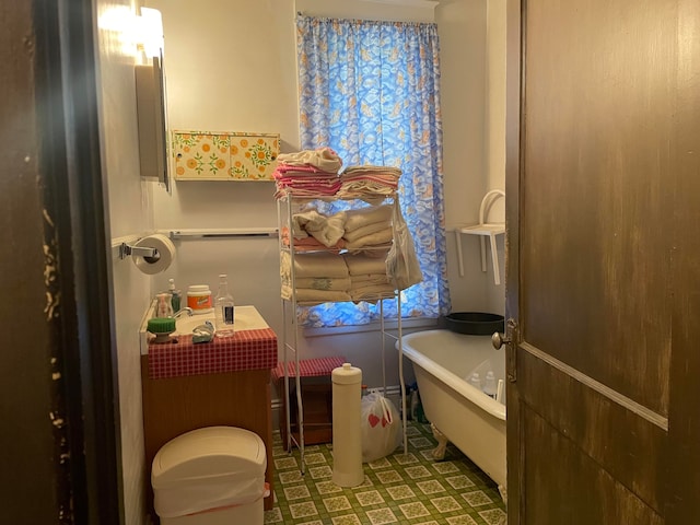 bathroom featuring toilet and a bathtub