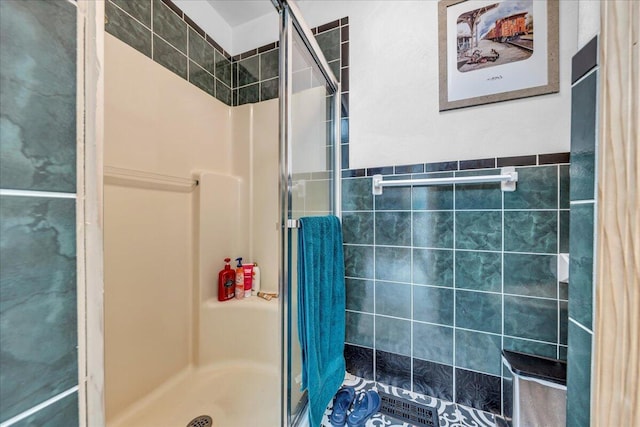 full bathroom featuring a shower stall