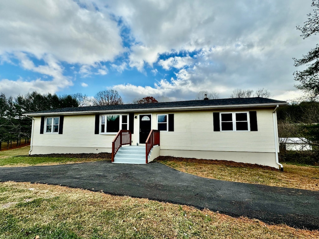 view of front of house with a front yard