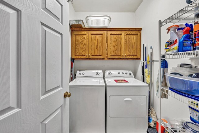 laundry room with cabinets and independent washer and dryer