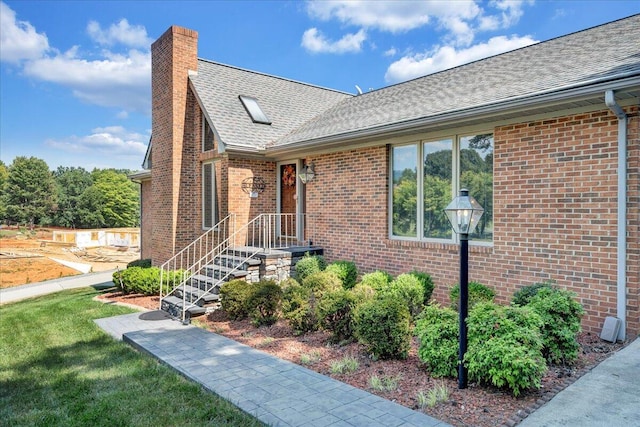 view of front of property featuring a front yard