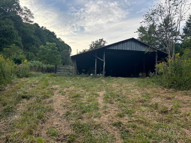 view of yard with an outdoor structure