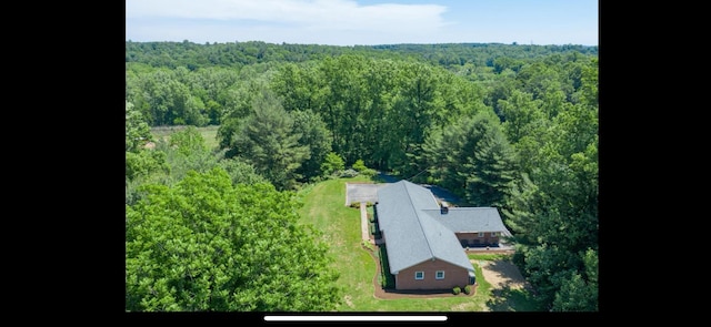 birds eye view of property featuring a forest view
