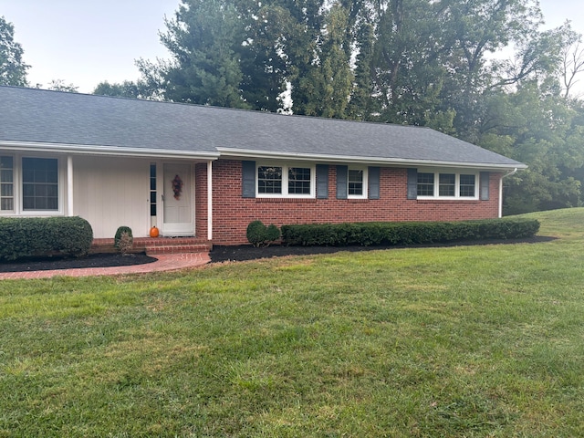 ranch-style home featuring a front lawn