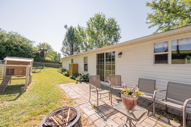 view of patio featuring an outdoor fire pit