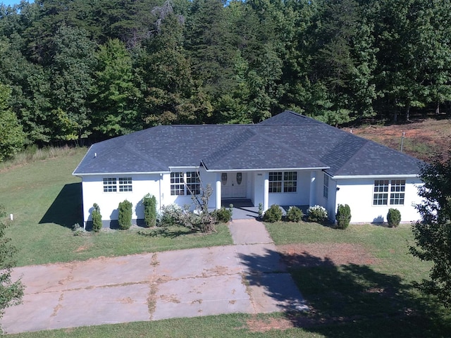 ranch-style home with a front yard