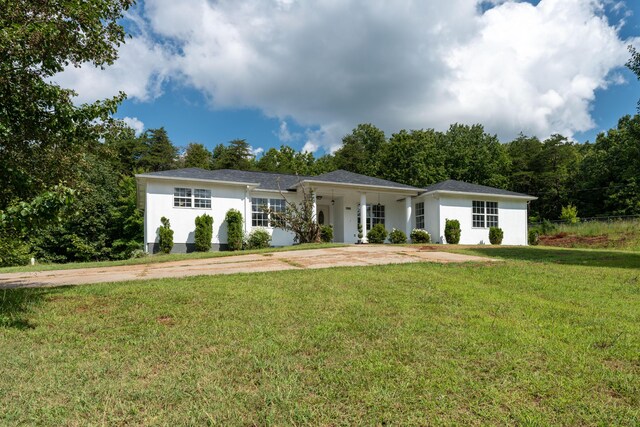 view of front of home featuring a front yard