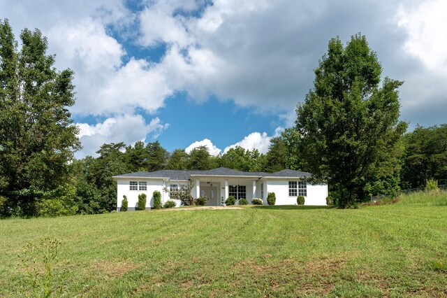 ranch-style home featuring a front lawn