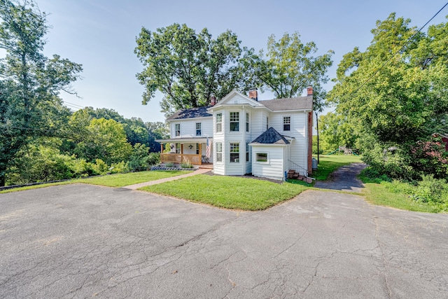 view of front of home with a front lawn