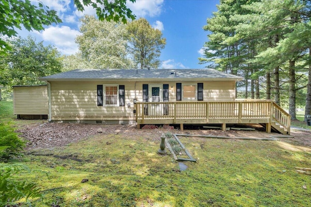 view of front of home featuring a wooden deck and a front lawn