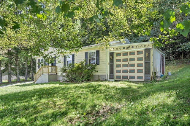 view of front facade featuring a front lawn