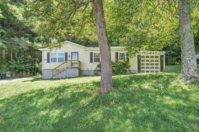 view of front facade featuring a front yard