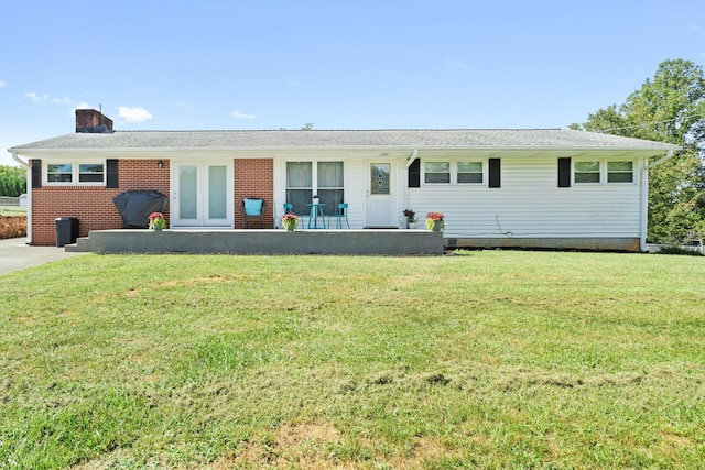 view of front of property featuring a front yard