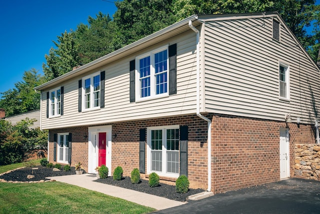 view of front of property featuring a front yard