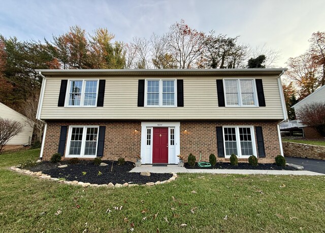 view of front facade with a front lawn